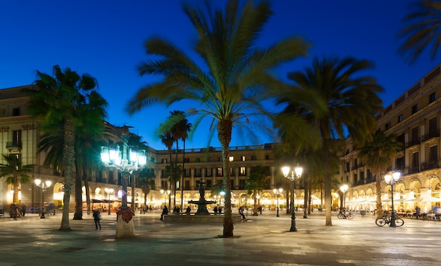 Kostenloses Foto abends blick auf placa reial in barcelona