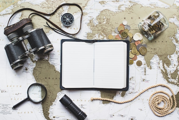 Abenteuer Komposition mit Weltkarte und offene Notebook