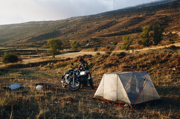 Abenteuer Motorradfahrer Camping in freier Wildbahn