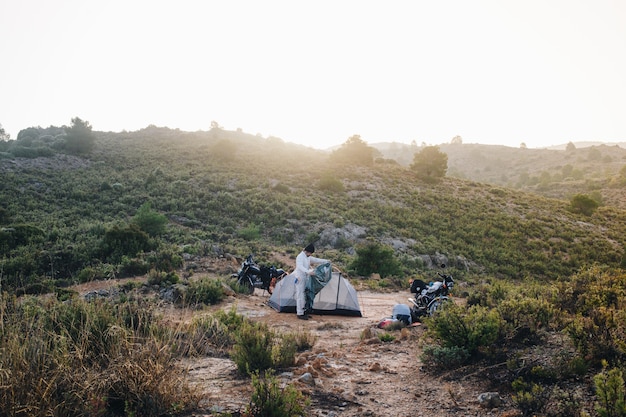 Abenteuer Motorradfahrer Camping in freier Wildbahn