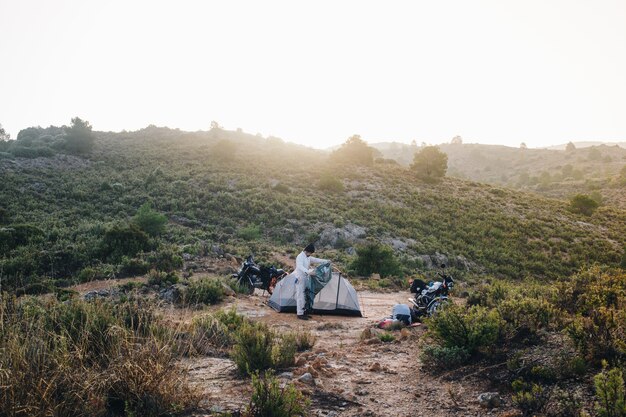 Abenteuer Motorradfahrer Camping in freier Wildbahn