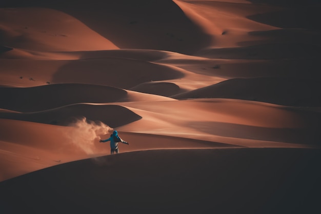 Abenteuerlustiger junger Mann in einer Wüste