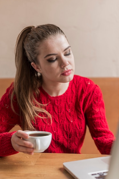 Abgelenkt Mädchen, das eine Tasse Tee