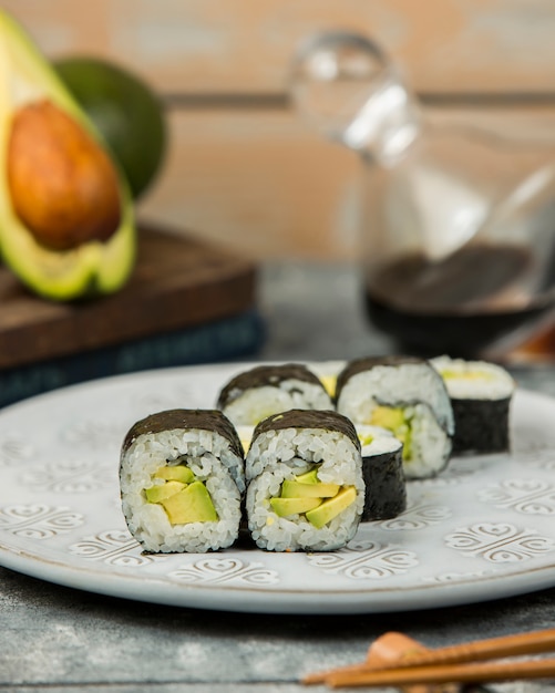 Abschluss oben der Avocado maki rollt Platte