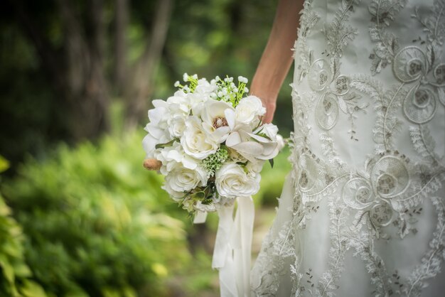 Abschluss oben des Hochzeitsbrautblumenstraußes in der Brauthand.