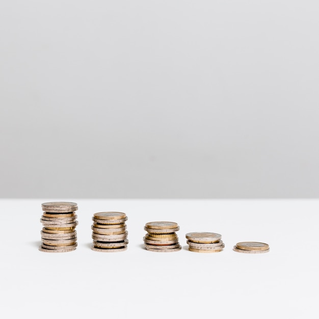 Kostenloses Foto absteigende stapel von münzen kopieren platz