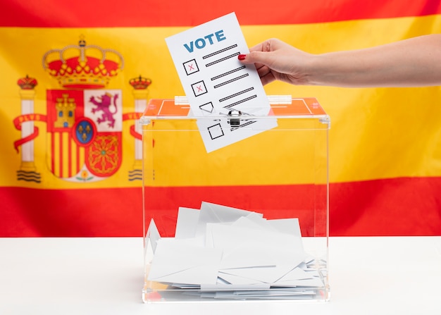 Kostenloses Foto abstimmung bulletin und box auf spanische flagge hintergrund