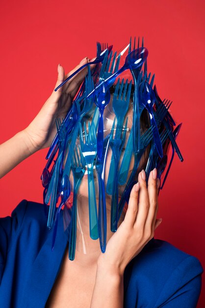 Abstrakte Darstellung des blauen Plastikgeschirrabfalls auf Frau