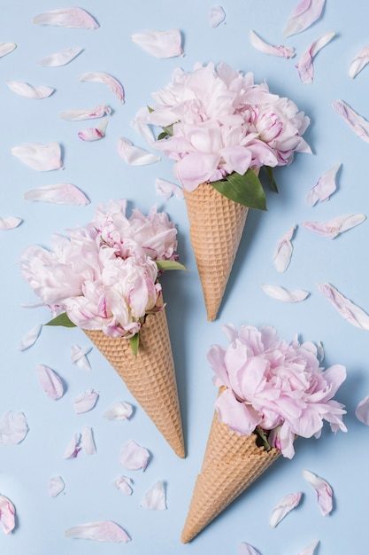 Abstrakte Eiscreme mit Blumenstrauß der Draufsicht der Blumen