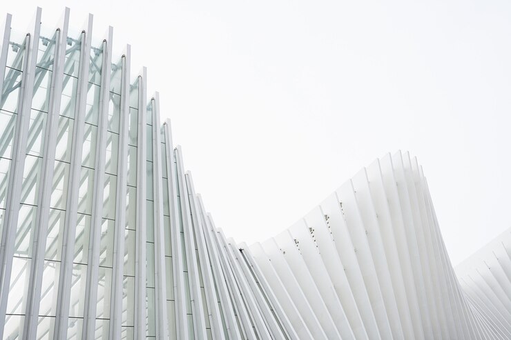 Kostenlose Foto abstrakte gebäude der horizontalen aufnahme mit weißen metallrippen und glasfenstern
