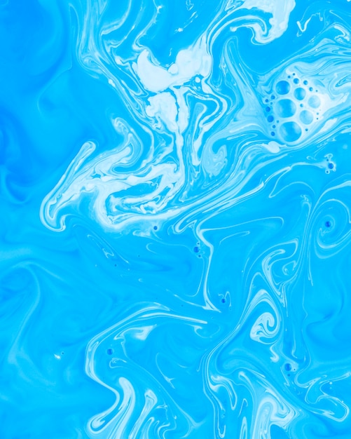 Abstrakte gemischte blaue und weiße Flüssigkeits- oder Acrylfarbe
