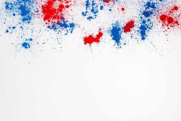 Abstrakte Holi-Farbpulver-Explosion auf einem weißen Hintergrund