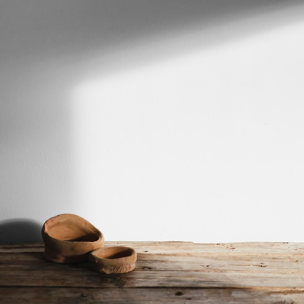 Abstrakte minimale Konzeptobjekte mit Schatten auf Holztisch