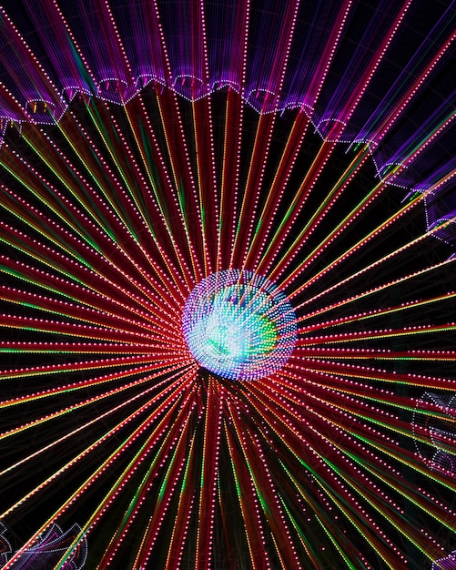 Abstrakte Neonlichter auf einem Wunderrad