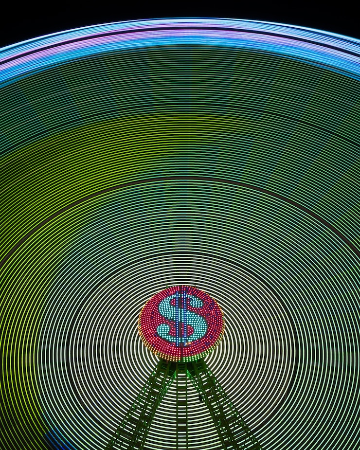 Kostenlose Foto abstrakte neonlichtwellen des wunderrades und des dollarzeichens