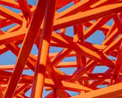 Kostenloses Foto abstrakte rote konstruktion und blauer himmel