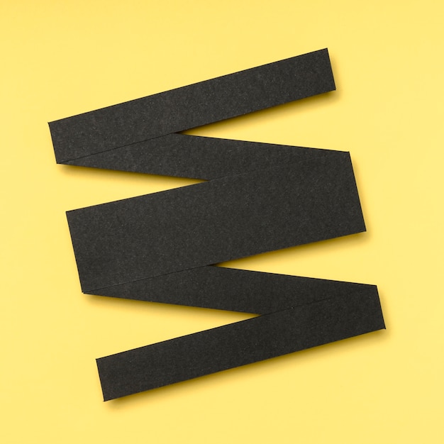 Abstrakte schwarze geometrische lineare Form auf gelbem Hintergrund