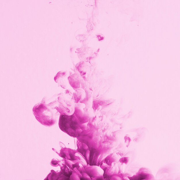 Abstrakte schwere rosafarbene Wolke des Dunstes im Rosa