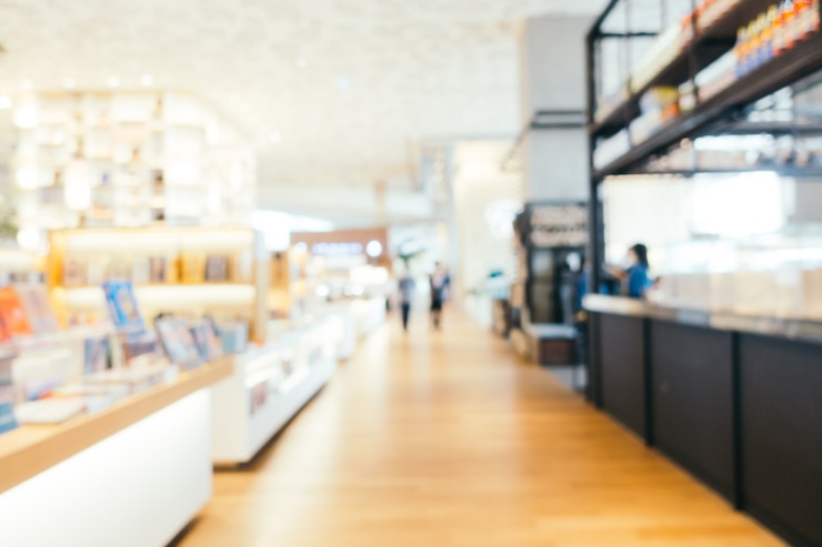 Kostenlose Foto abstrakte unschärfe und defokussierte bibliothek und buchladen shop innenraum