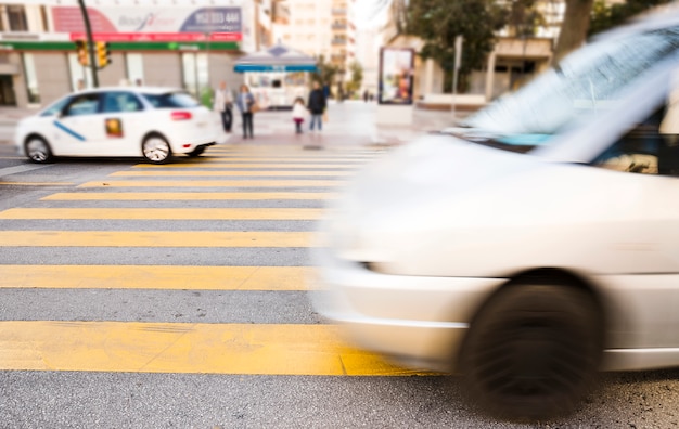 Abstrakte verschwommene Autos; Fahrzeuge auf der Straße in der Stadt