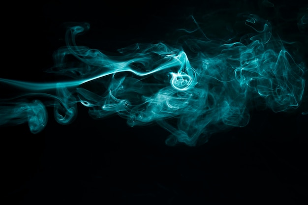 Abstrakter blauer Rauch verschiebt sich auf schwarzen Hintergrund
