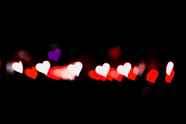 Abstrakter bokeh Hintergrund mit geformten Lichtern des Herzens