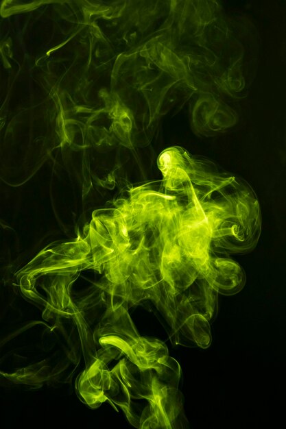 Abstrakter grüner Rauch verbreitet auf schwarzem Hintergrund