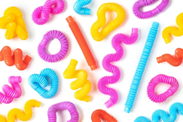 Abstrakter hintergrund mit bunten kinderspielwaren. set in verschiedenen formen und farben, trendiges kinderspielzeug – pop-tubes.