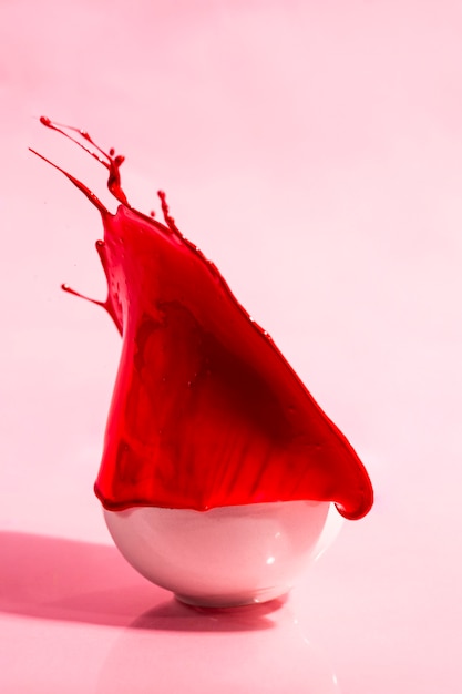Abstrakter Hintergrund mit rotem Farbenspritzen