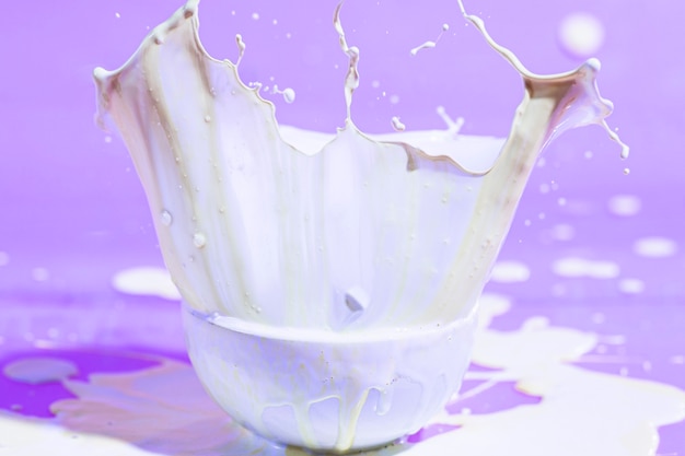 Abstrakter Hintergrund mit weißem Farbenspritzen und -cup