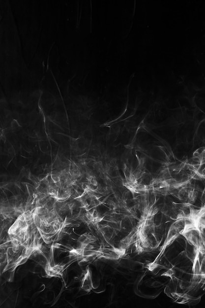 Kostenloses Foto abstrakter rauch verbreitet auf schwarzem hintergrund