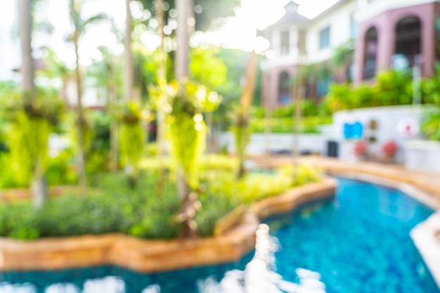 Abstrakter schöner Swimmingpool der Unschärfe und des defocus im Freien im Hotelerholungsort, unscharfer Fotohintergrund