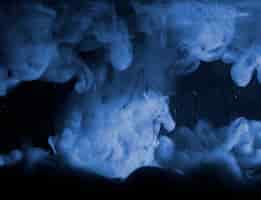 Kostenloses Foto abstrakter schwerer blauer rauch in der dunklen flüssigkeit