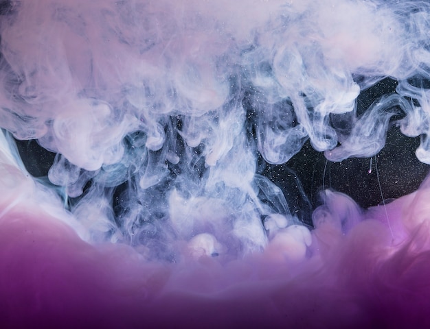 Abstrakter schwerer purpurroter Nebel