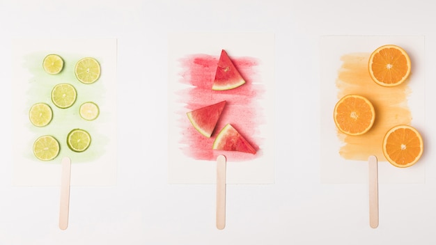 Kostenloses Foto abstraktes bild der fruchteiscreme auf dem aquarell gemalt