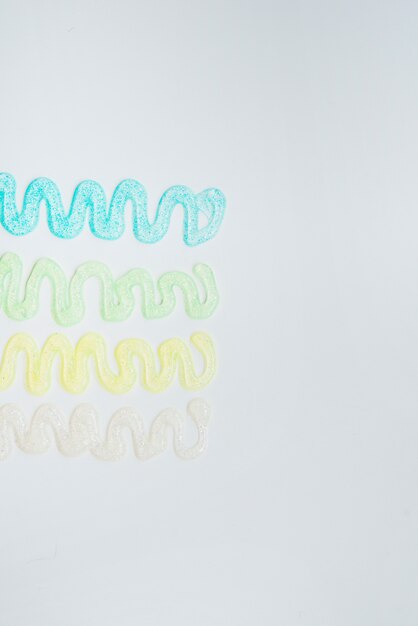 Abstraktes Design gemacht von den Funkelnfarben über weißem Hintergrund