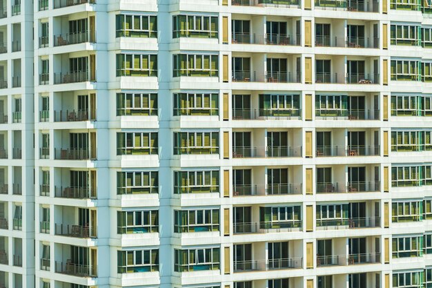 Abstraktes Fenster außerhalb der Gebäudearchitektur