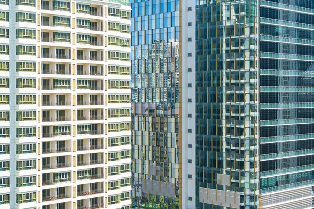 Abstraktes Fenster außerhalb der Gebäudearchitektur