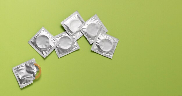 Abstraktes Sortiment der sexuellen Gesundheit mit Kondom