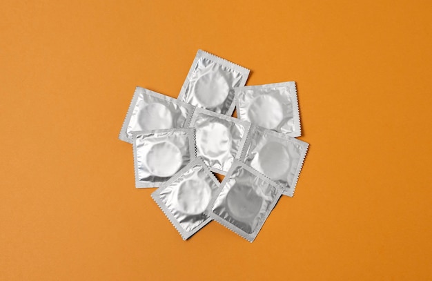 Abstraktes Sortiment der sexuellen Gesundheit mit Kondom