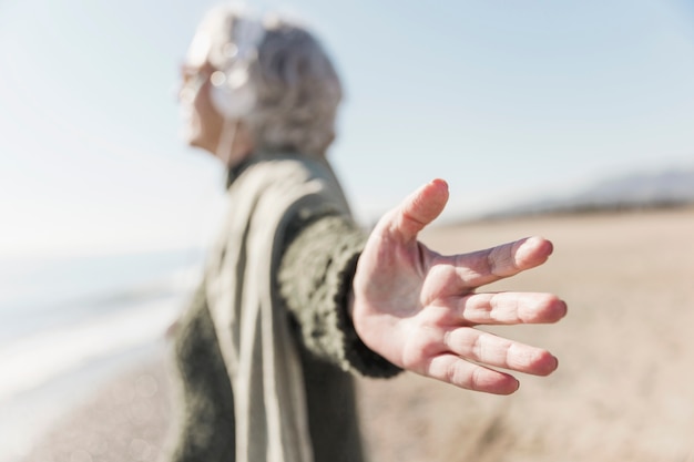 Achtsamkeitskonzept mit unscharfer Frau im Freien