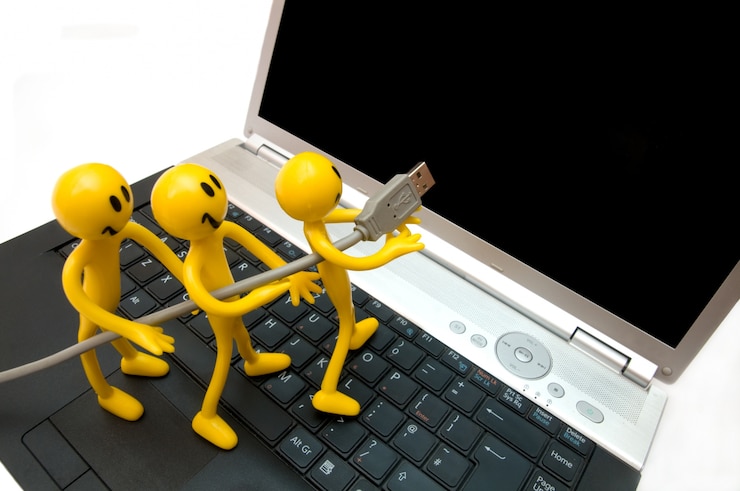Kostenlose Foto action-figuren einen laptop anschließen
