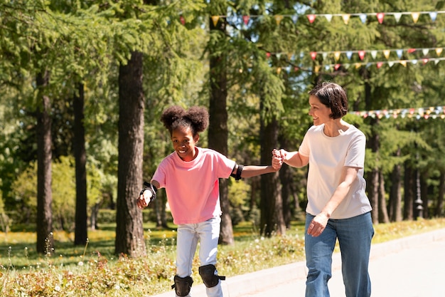 Adoptivmutter verbringt Zeit mit ihrer Tochter