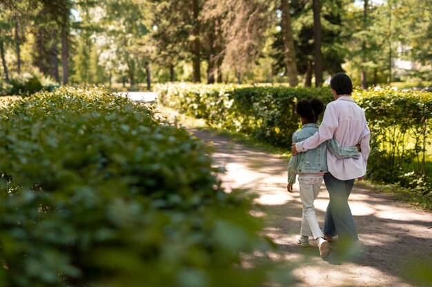 Adoptivmutter verbringt Zeit mit ihrer Tochter