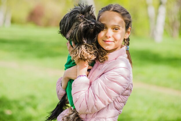 Adorable Mädchen posiert mit ihrem Hund