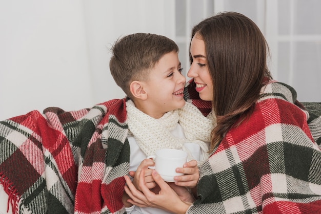 Adorable Mutter und Sohn zusammen