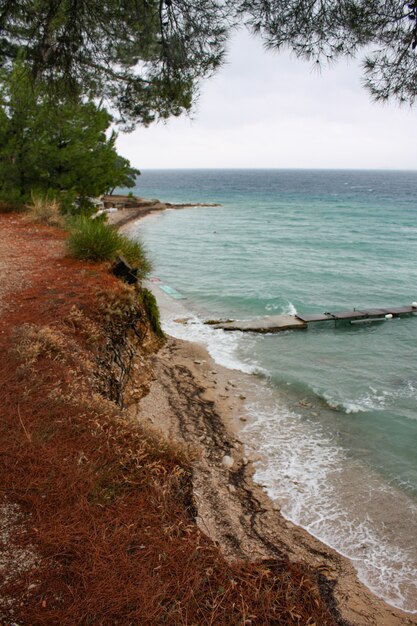 Adria umgeben von der Insel Brac unter einem bewölkten Himmel während des Herbstes in Kroatien