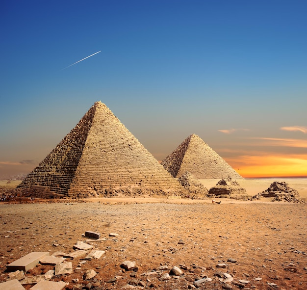 Ägyptische pyramiden in der wüste bei sonnenuntergang