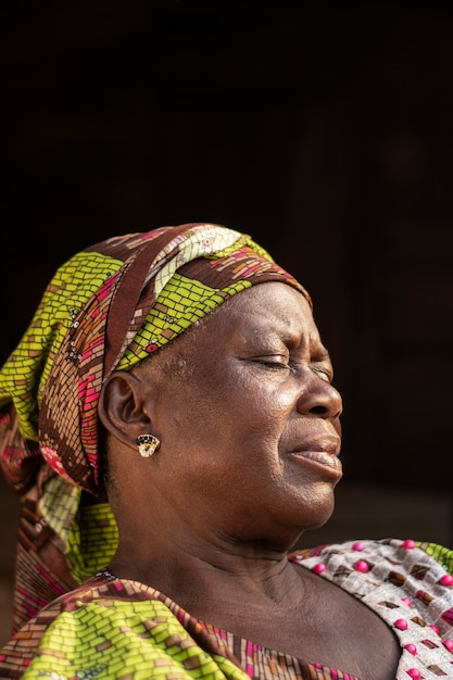 Kostenloses Foto Ältere afrikanische frau im freien