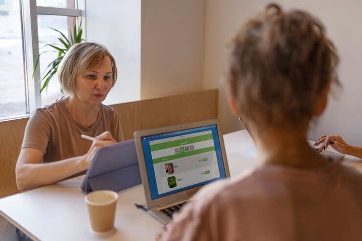 Kostenlose Foto ältere frau, die arbeitet und zeit mit freunden verbringt